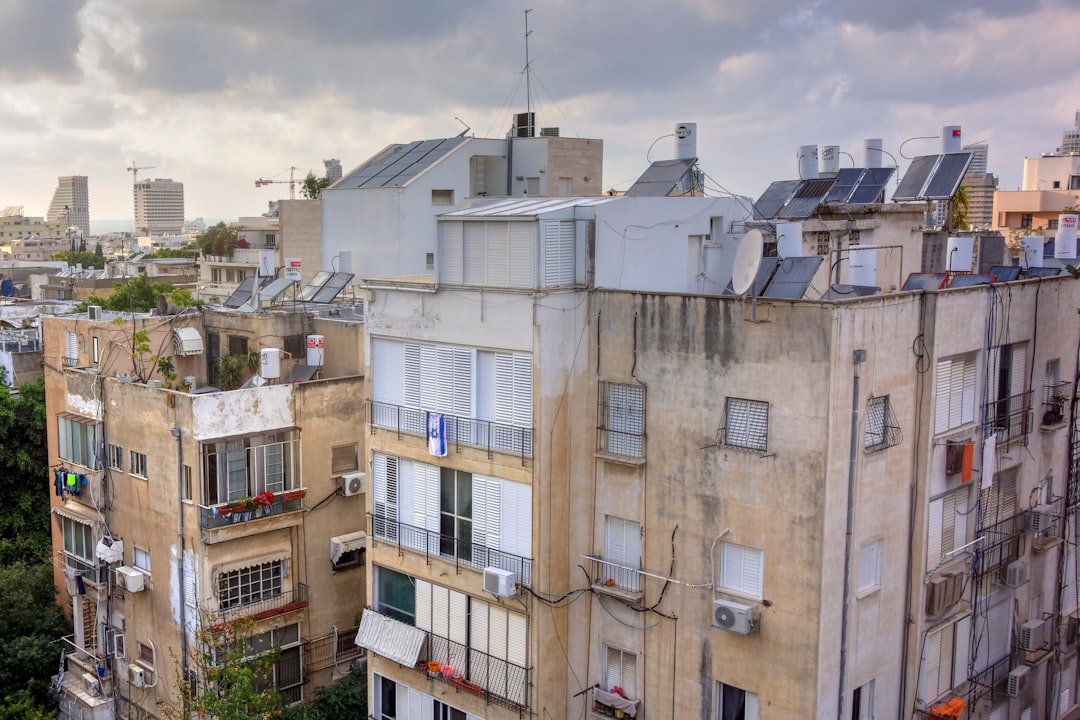 דירה מודרנית עם מרפסת המיועדת עבור שכירות בתל אביב
