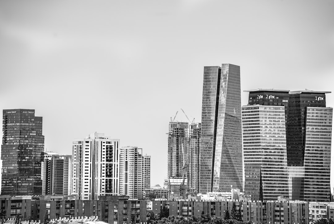 מבט פנורמי על קו הרקיע ופרויקטים של נדלן תל אביב בשקיעה