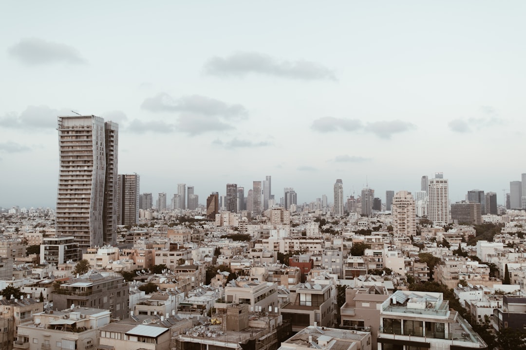מפתחות של דירה על רקע נוף עירוני המייצג שכירות בתל אביב