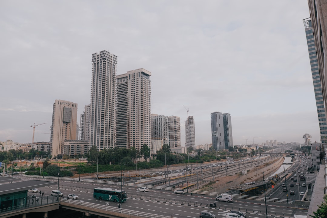 דירה מודרנית עם נוף פנורמי לעיר תל אביב, המייצגת את שוק הנדלן תל אביב היוקרתי והדינמי.