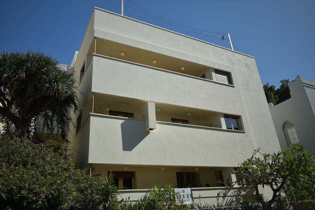 מבט על בנייני מגורים ורחובות כחלק משוק נדלן תל אביב